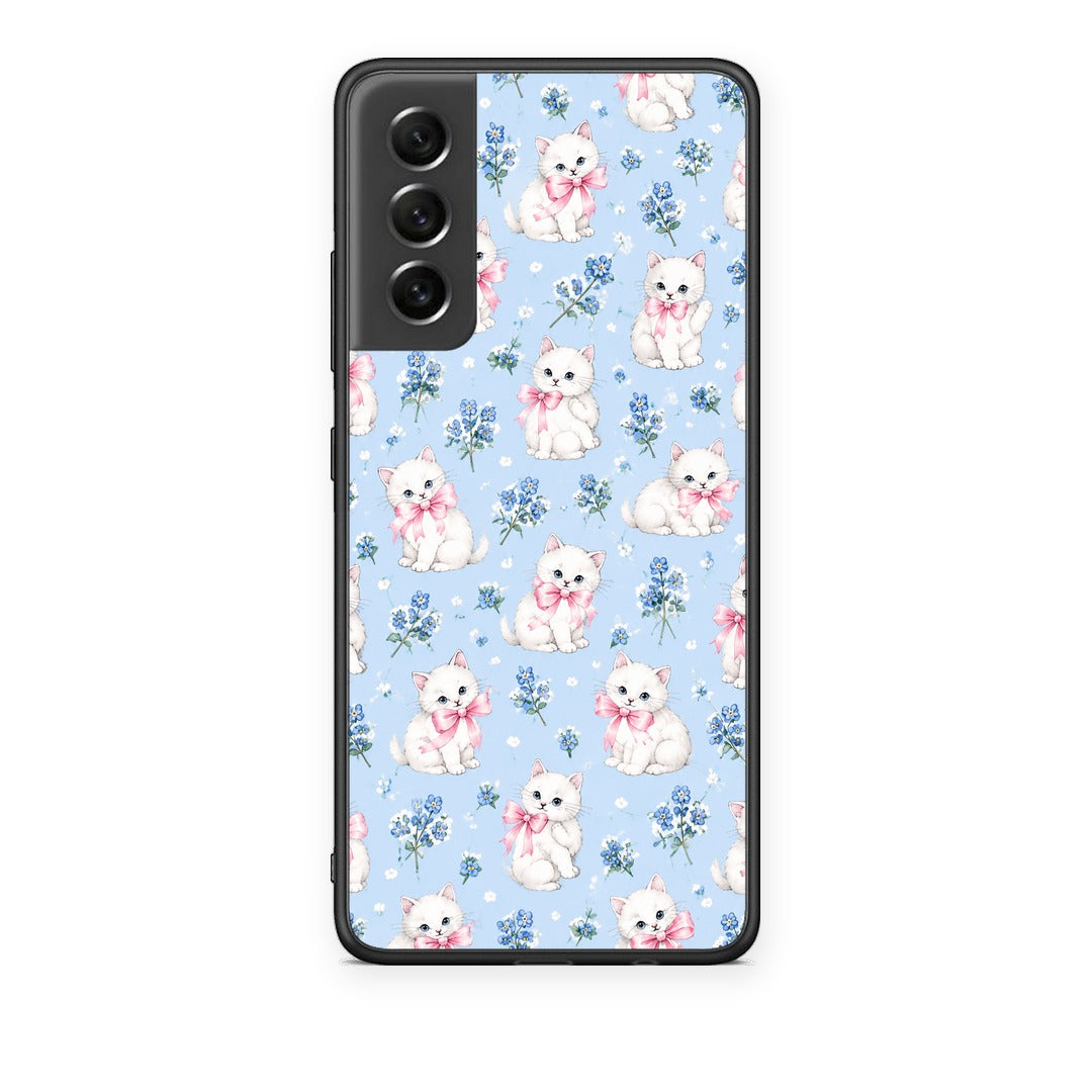 Θήκη Samsung Galaxy S21 FE White Kittens and Blue Flowers Small από τη Smartfits με σχέδιο στο πίσω μέρος και μαύρο περίβλημα | Samsung Galaxy S21 FE White Kittens and Blue Flowers Small case with colorful back and black bezels