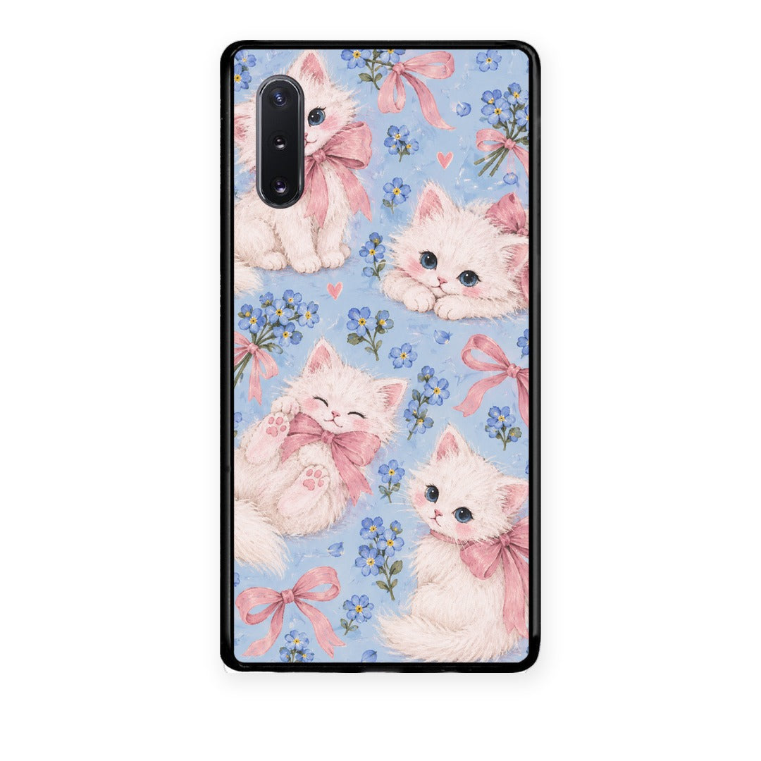 Θήκη Samsung Galaxy Note 10+ White Kittens and Blue Flowers Large από τη Smartfits με σχέδιο στο πίσω μέρος και μαύρο περίβλημα | Samsung Galaxy Note 10+ White Kittens and Blue Flowers Large case with colorful back and black bezels