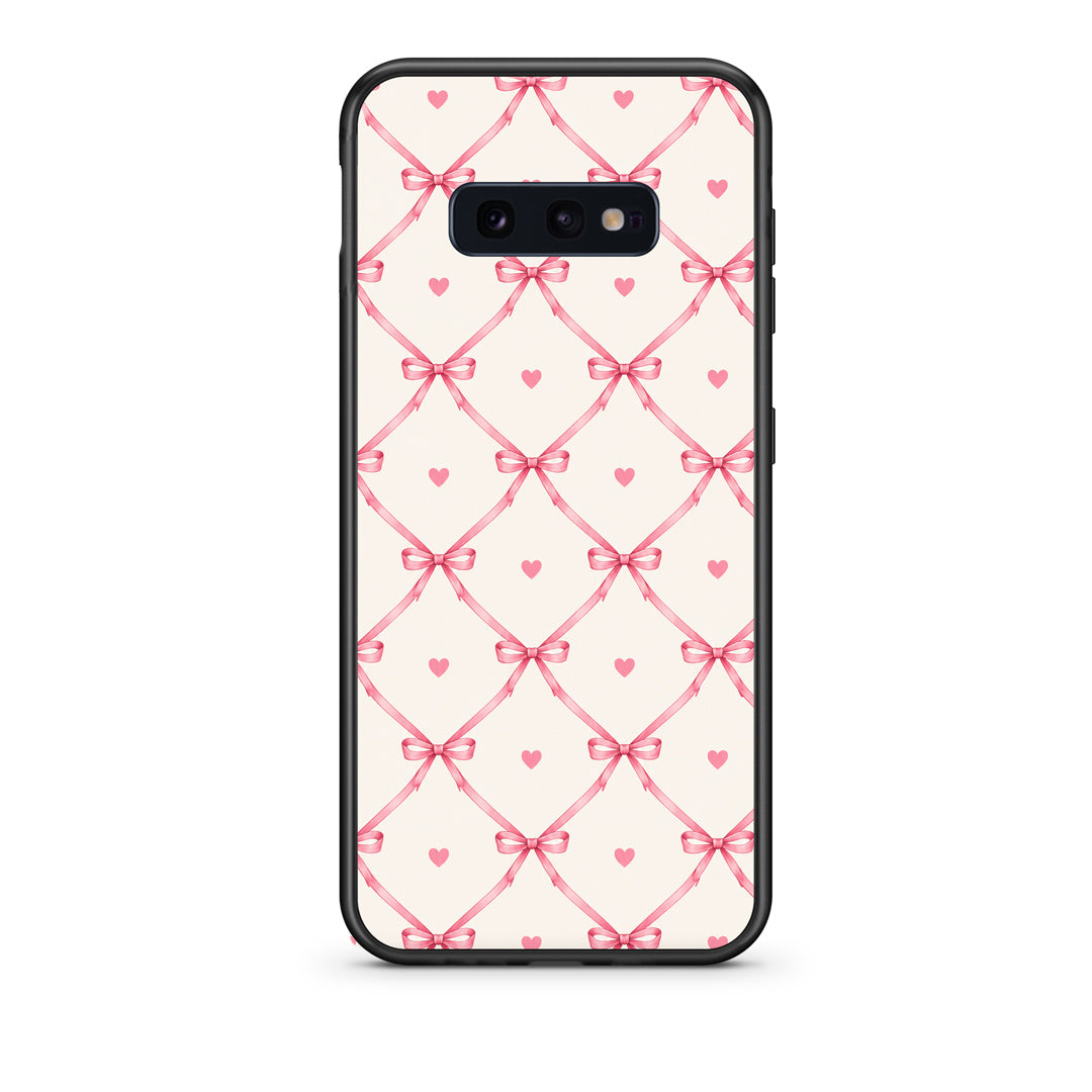 Θήκη Samsung Galaxy S10e Pink Bow Lattice and Hearts on Cream από τη Smartfits με σχέδιο στο πίσω μέρος και μαύρο περίβλημα | Samsung Galaxy S10e Pink Bow Lattice and Hearts on Cream case with colorful back and black bezels