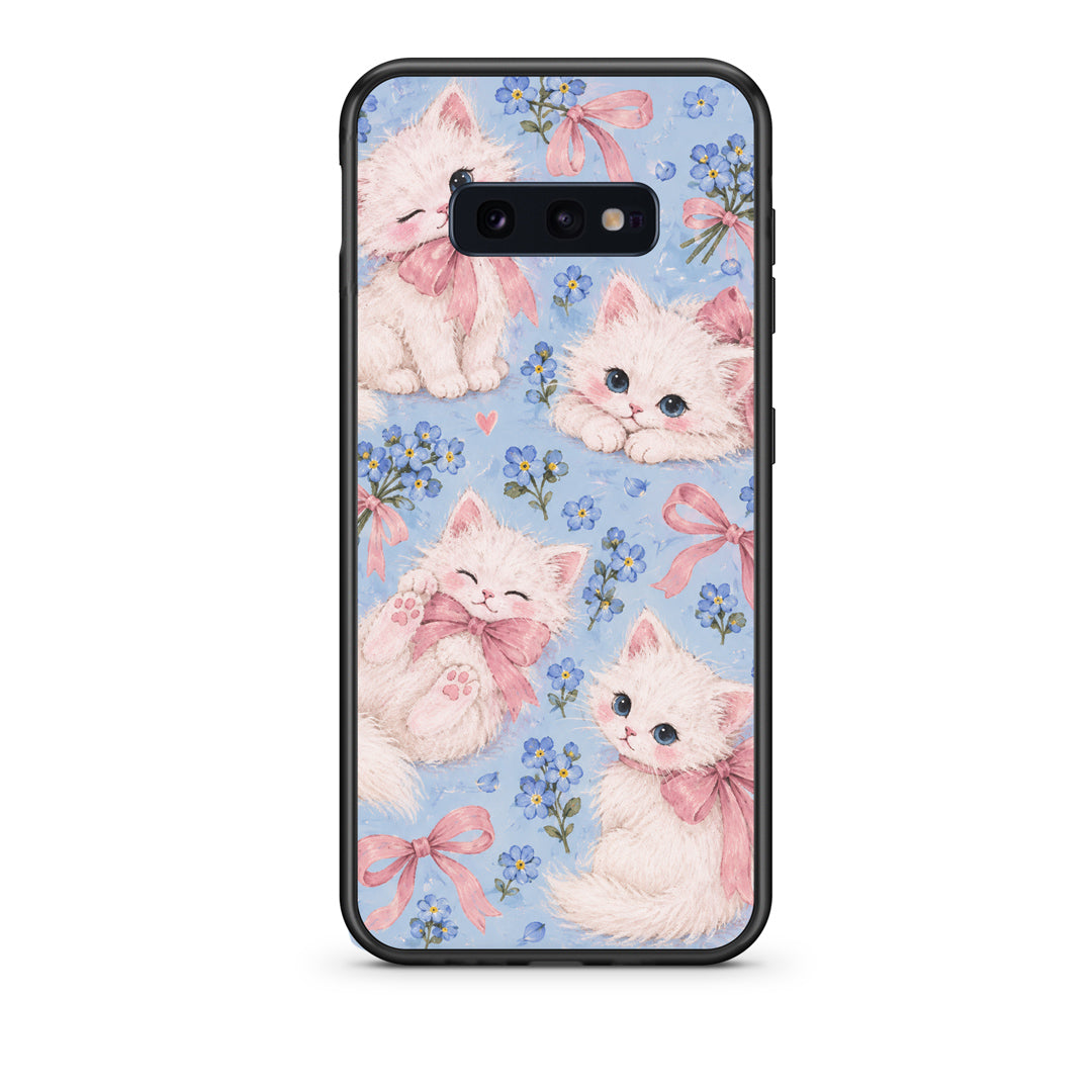 Θήκη Samsung Galaxy S10e White Kittens and Blue Flowers Large από τη Smartfits με σχέδιο στο πίσω μέρος και μαύρο περίβλημα | Samsung Galaxy S10e White Kittens and Blue Flowers Large case with colorful back and black bezels
