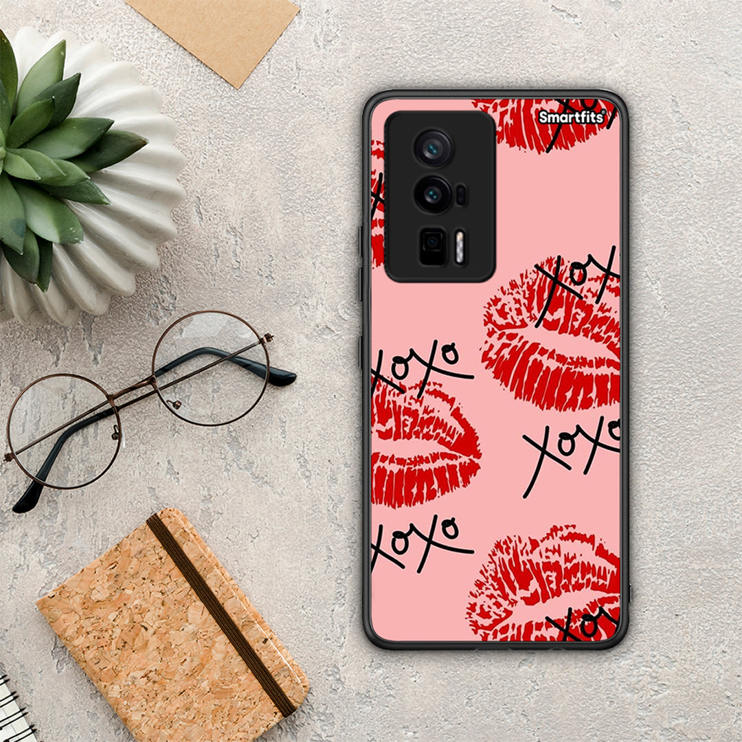 Θήκη Xiaomi Poco F5 Pro / Redmi K60 Pro XOXO Lips από τη Smartfits με σχέδιο στο πίσω μέρος και μαύρο περίβλημα | Xiaomi Poco F5 Pro / Redmi K60 Pro XOXO Lips Case with Colorful Back and Black Bezels