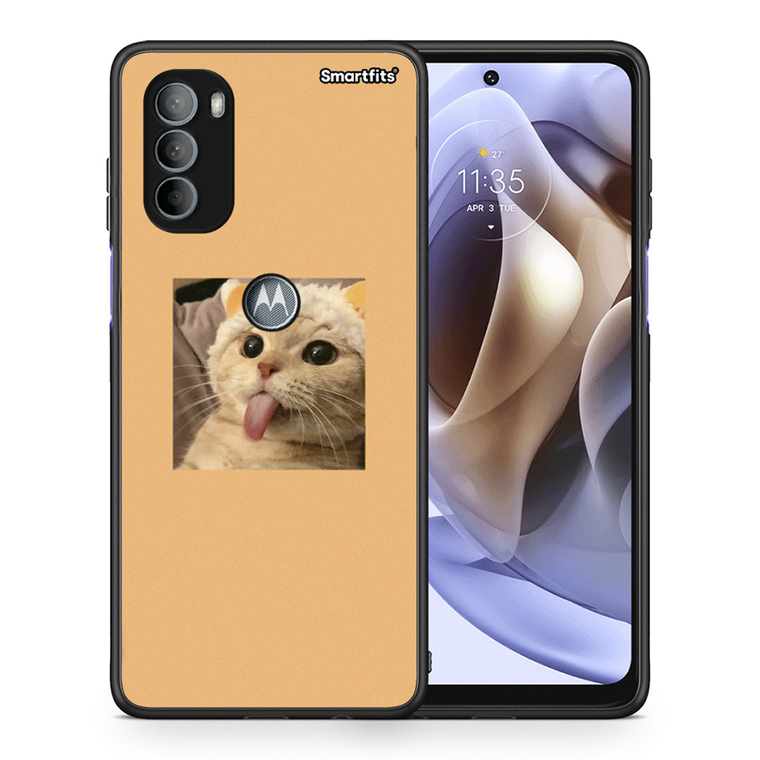 Θήκη Motorola Moto G31 Cat Tongue από τη Smartfits με σχέδιο στο πίσω μέρος και μαύρο περίβλημα | Motorola Moto G31 Cat Tongue case with colorful back and black bezels