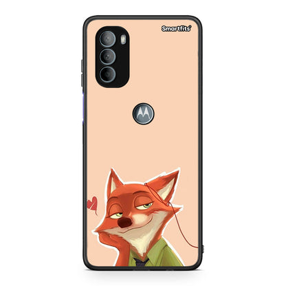 Motorola Moto G31 Nick Wilde And Judy Hopps Love 1 θήκη από τη Smartfits με σχέδιο στο πίσω μέρος και μαύρο περίβλημα | Smartphone case with colorful back and black bezels by Smartfits
