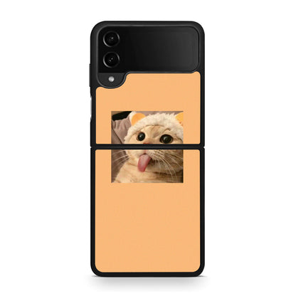 Samsung Galaxy Z Flip4 Cat Tongue θήκη από τη Smartfits με σχέδιο στο πίσω μέρος και μαύρο περίβλημα | Smartphone case with colorful back and black bezels by Smartfits