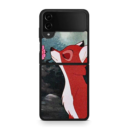 Samsung Galaxy Z Flip4 Tod And Vixey Love 2 θήκη από τη Smartfits με σχέδιο στο πίσω μέρος και μαύρο περίβλημα | Smartphone case with colorful back and black bezels by Smartfits