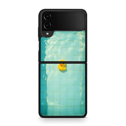 Samsung Galaxy Z Flip4 Yellow Duck θήκη από τη Smartfits με σχέδιο στο πίσω μέρος και μαύρο περίβλημα | Smartphone case with colorful back and black bezels by Smartfits