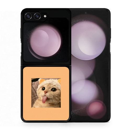Θήκη Samsung Galaxy Z Flip5 Cat Tongue από τη Smartfits με σχέδιο στο πίσω μέρος και μαύρο περίβλημα | Samsung Galaxy Z Flip5 Cat Tongue case with colorful back and black bezels
