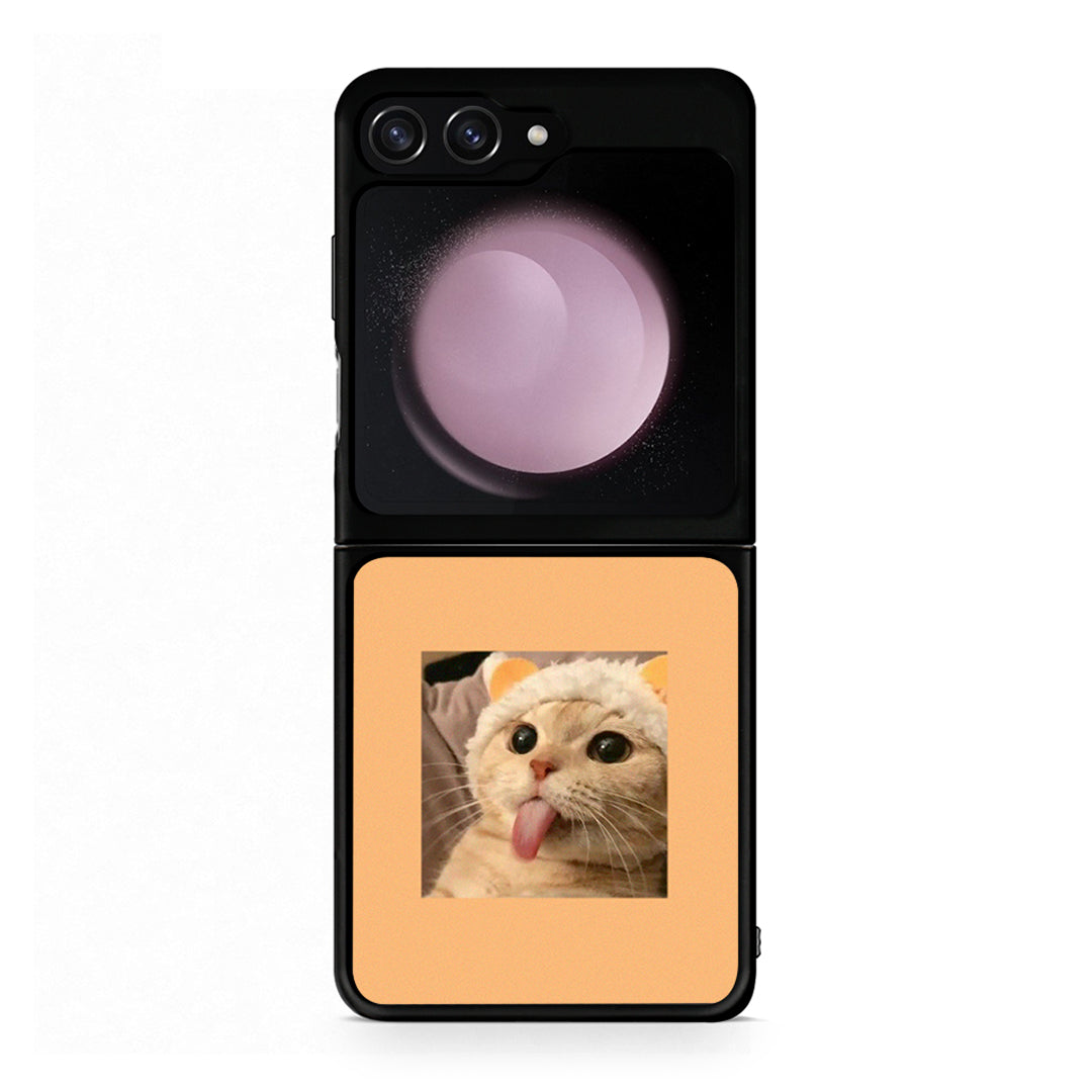 Samsung Galaxy Z Flip5 Cat Tongue θήκη από τη Smartfits με σχέδιο στο πίσω μέρος και μαύρο περίβλημα | Smartphone case with colorful back and black bezels by Smartfits