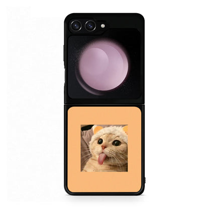 Samsung Galaxy Z Flip5 Cat Tongue θήκη από τη Smartfits με σχέδιο στο πίσω μέρος και μαύρο περίβλημα | Smartphone case with colorful back and black bezels by Smartfits