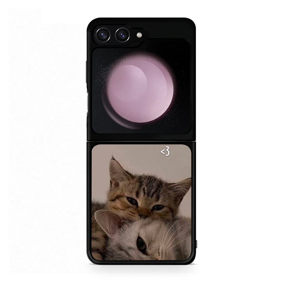 Samsung Galaxy Z Flip5 Cats In Love Θήκη από τη Smartfits με σχέδιο στο πίσω μέρος και μαύρο περίβλημα | Smartphone case with colorful back and black bezels by Smartfits