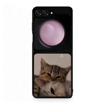 Samsung Galaxy Z Flip5 Cats In Love Θήκη από τη Smartfits με σχέδιο στο πίσω μέρος και μαύρο περίβλημα | Smartphone case with colorful back and black bezels by Smartfits