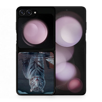 Θήκη Samsung Galaxy Z Flip5 Tiger Cute από τη Smartfits με σχέδιο στο πίσω μέρος και μαύρο περίβλημα | Samsung Galaxy Z Flip5 Tiger Cute case with colorful back and black bezels