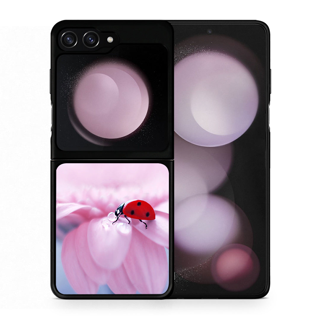 Θήκη Samsung Galaxy Z Flip5 Ladybug Flower από τη Smartfits με σχέδιο στο πίσω μέρος και μαύρο περίβλημα | Samsung Galaxy Z Flip5 Ladybug Flower case with colorful back and black bezels