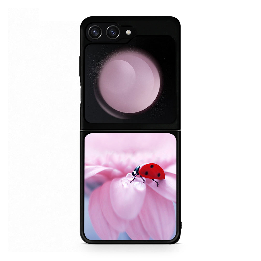 Samsung Galaxy Z Flip5 Ladybug Flower θήκη από τη Smartfits με σχέδιο στο πίσω μέρος και μαύρο περίβλημα | Smartphone case with colorful back and black bezels by Smartfits