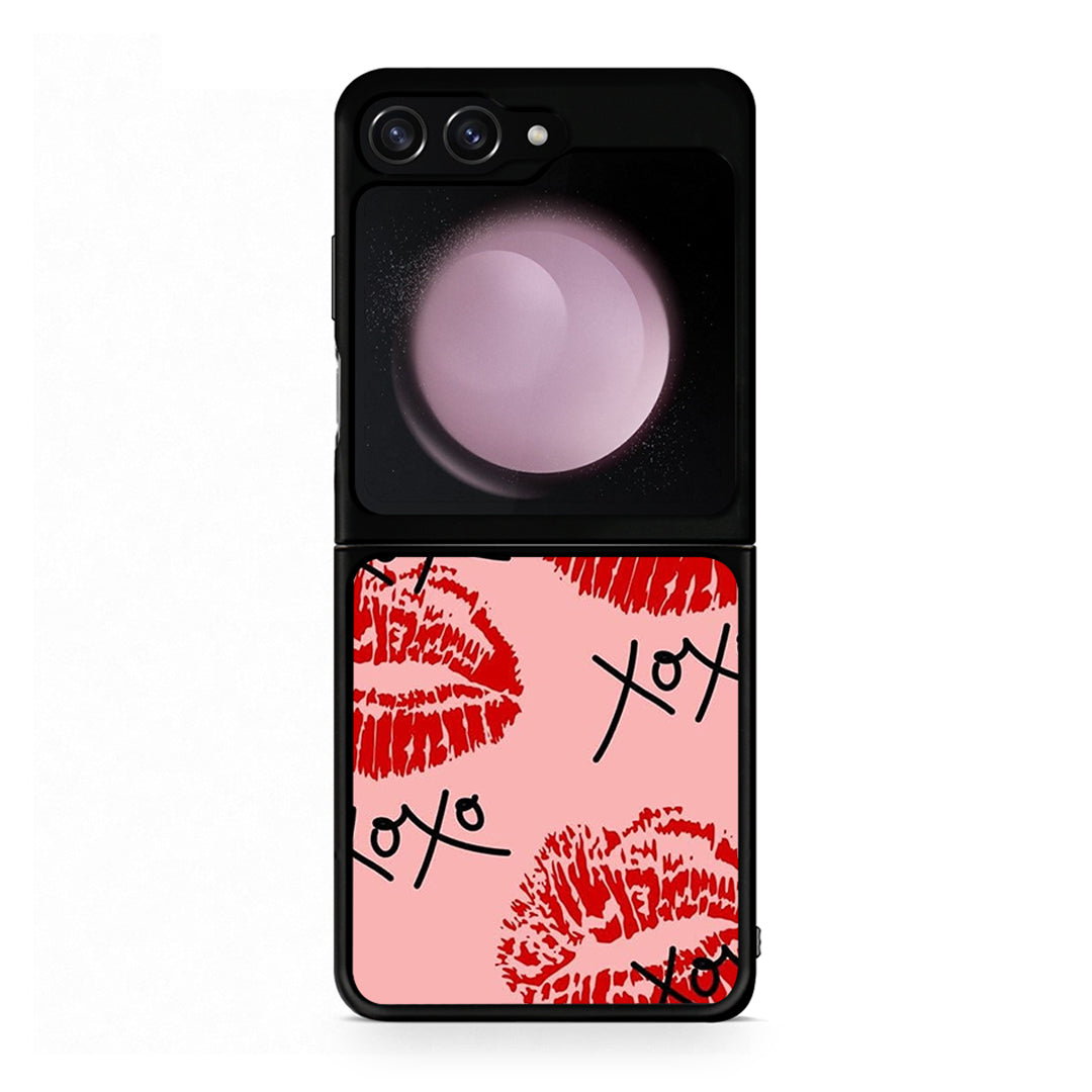 Samsung Galaxy Z Flip5 XOXO Lips θήκη από τη Smartfits με σχέδιο στο πίσω μέρος και μαύρο περίβλημα | Smartphone case with colorful back and black bezels by Smartfits