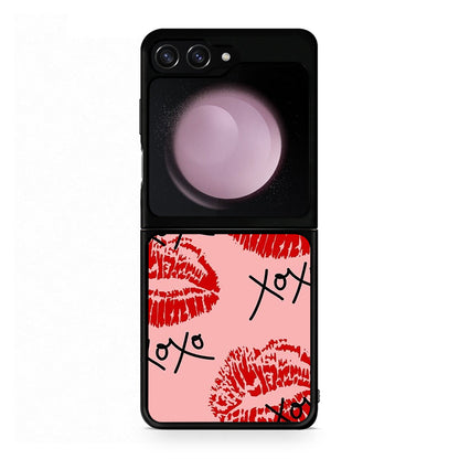 Samsung Galaxy Z Flip5 XOXO Lips θήκη από τη Smartfits με σχέδιο στο πίσω μέρος και μαύρο περίβλημα | Smartphone case with colorful back and black bezels by Smartfits