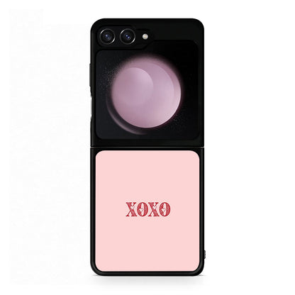Samsung Galaxy Z Flip5 XOXO Love θήκη από τη Smartfits με σχέδιο στο πίσω μέρος και μαύρο περίβλημα | Smartphone case with colorful back and black bezels by Smartfits