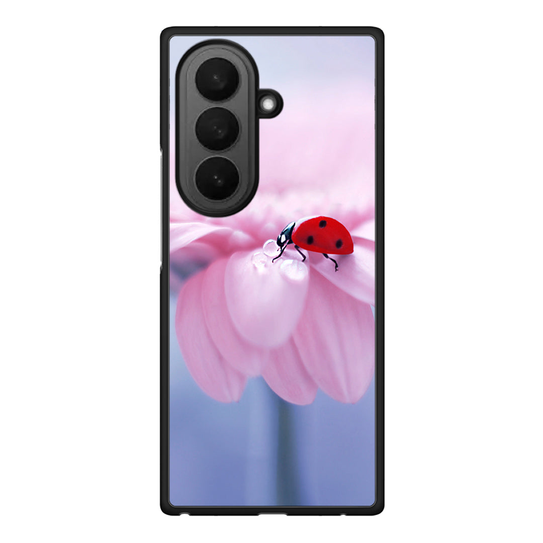Samsung Galaxy Z Fold7 Ladybug Flower θήκη από τη Smartfits με σχέδιο στο πίσω μέρος και μαύρο περίβλημα | Smartphone case with colorful back and black bezels by Smartfits