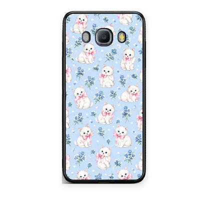 Θήκη Samsung Galaxy J7 2016 White Kittens and Blue Flowers Small από τη Smartfits με σχέδιο στο πίσω μέρος και μαύρο περίβλημα | Samsung Galaxy J7 2016 White Kittens and Blue Flowers Small case with colorful back and black bezels