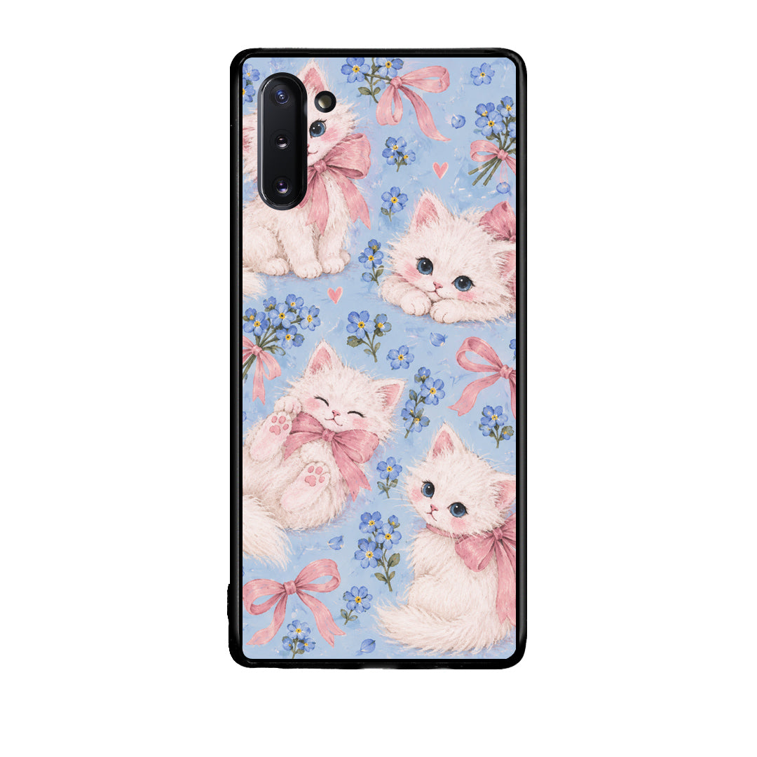 Θήκη Samsung Galaxy Note 10 White Kittens and Blue Flowers Large από τη Smartfits με σχέδιο στο πίσω μέρος και μαύρο περίβλημα | Samsung Galaxy Note 10 White Kittens and Blue Flowers Large case with colorful back and black bezels
