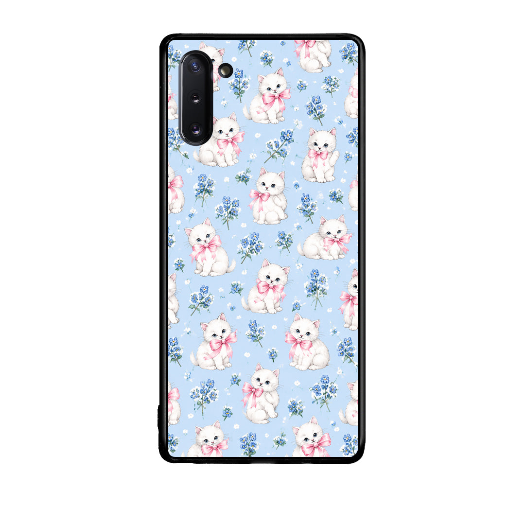 Θήκη Samsung Galaxy Note 10 White Kittens and Blue Flowers Small από τη Smartfits με σχέδιο στο πίσω μέρος και μαύρο περίβλημα | Samsung Galaxy Note 10 White Kittens and Blue Flowers Small case with colorful back and black bezels