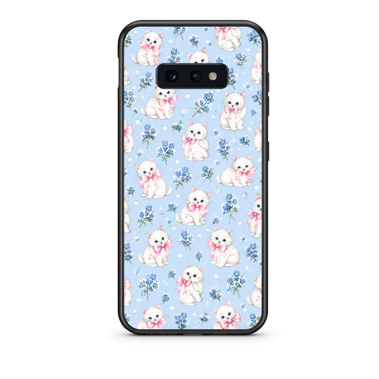 Θήκη Samsung Galaxy S10e White Kittens and Blue Flowers Small από τη Smartfits με σχέδιο στο πίσω μέρος και μαύρο περίβλημα | Samsung Galaxy S10e White Kittens and Blue Flowers Small case with colorful back and black bezels
