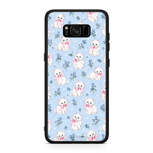 Θήκη Samsung Galaxy S8+ White Kittens and Blue Flowers Small από τη Smartfits με σχέδιο στο πίσω μέρος και μαύρο περίβλημα | Samsung Galaxy S8+ White Kittens and Blue Flowers Small case with colorful back and black bezels