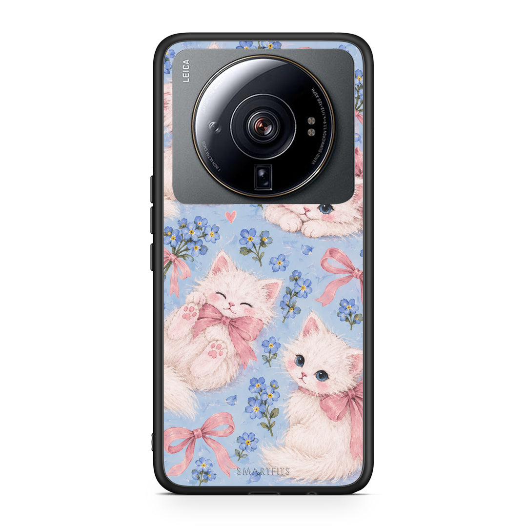Θήκη Xiaomi 12S Ultra White Kittens and Blue Flowers Large από τη Smartfits με σχέδιο στο πίσω μέρος και μαύρο περίβλημα | Xiaomi 12S Ultra White Kittens and Blue Flowers Large case with colorful back and black bezels