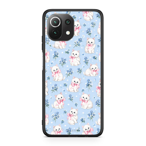 Θήκη Xiaomi 11 Lite 5G NE / Mi 11 Lite White Kittens and Blue Flowers Small από τη Smartfits με σχέδιο στο πίσω μέρος και μαύρο περίβλημα | Xiaomi 11 Lite 5G NE / Mi 11 Lite White Kittens and Blue Flowers Small case with colorful back and black bezels
