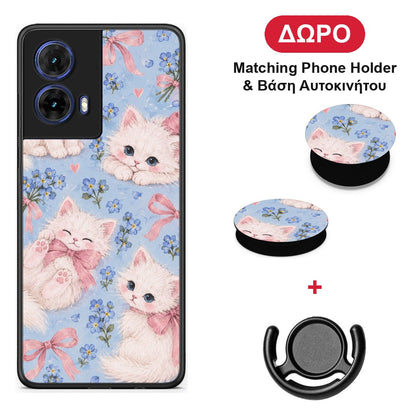 White Kittens and Blue Flowers Large - Motorola Moto G85 θήκη + Δώρο Phone Holder & Βάση Αυτοκινήτου