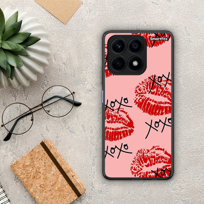 Θήκη Honor X8a XOXO Lips από τη Smartfits με σχέδιο στο πίσω μέρος και μαύρο περίβλημα | Honor X8a XOXO Lips Case with Colorful Back and Black Bezels