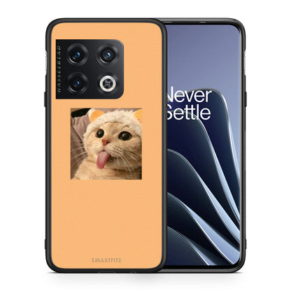 Θήκη OnePlus 10 Pro Cat Tongue από τη Smartfits με σχέδιο στο πίσω μέρος και μαύρο περίβλημα | OnePlus 10 Pro Cat Tongue case with colorful back and black bezels