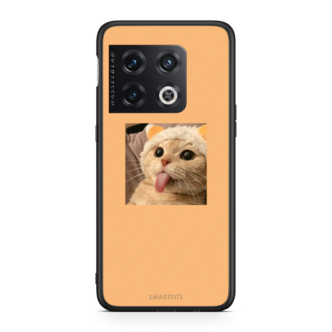 OnePlus 10 Pro Cat Tongue θήκη από τη Smartfits με σχέδιο στο πίσω μέρος και μαύρο περίβλημα | Smartphone case with colorful back and black bezels by Smartfits