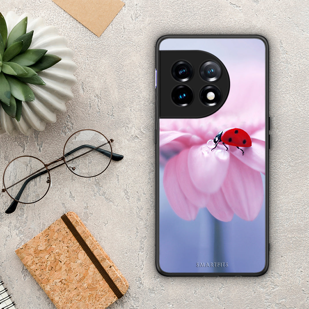 Θήκη OnePlus 11R / ACE 2 5G Ladybug Flower από τη Smartfits με σχέδιο στο πίσω μέρος και μαύρο περίβλημα | OnePlus 11R / ACE 2 5G Ladybug Flower Case with Colorful Back and Black Bezels