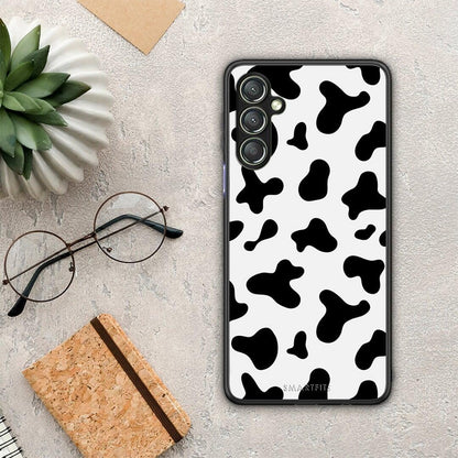 Θήκη Samsung Galaxy A24 4G Cow Print από τη Smartfits με σχέδιο στο πίσω μέρος και μαύρο περίβλημα | Samsung Galaxy A24 4G Cow Print Case with Colorful Back and Black Bezels