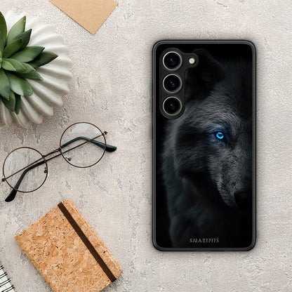 Θήκη Samsung Galaxy S23 Dark Wolf από τη Smartfits με σχέδιο στο πίσω μέρος και μαύρο περίβλημα | Samsung Galaxy S23 Dark Wolf Case with Colorful Back and Black Bezels