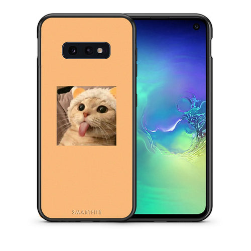 Θήκη Samsung S10e Cat Tongue από τη Smartfits με σχέδιο στο πίσω μέρος και μαύρο περίβλημα | Samsung S10e Cat Tongue case with colorful back and black bezels