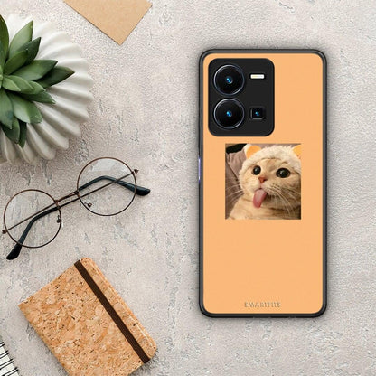 Θήκη Vivo Y35 Cat Tongue από τη Smartfits με σχέδιο στο πίσω μέρος και μαύρο περίβλημα | Vivo Y35 Cat Tongue Case with Colorful Back and Black Bezels