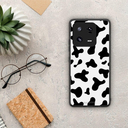 Θήκη Xiaomi 13 Cow Print από τη Smartfits με σχέδιο στο πίσω μέρος και μαύρο περίβλημα | Xiaomi 13 Cow Print Case with Colorful Back and Black Bezels