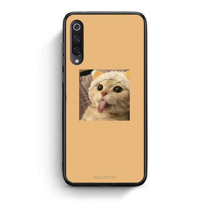 Xiaomi Mi 9 Cat Tongue θήκη από τη Smartfits με σχέδιο στο πίσω μέρος και μαύρο περίβλημα | Smartphone case with colorful back and black bezels by Smartfits