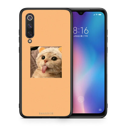 Θήκη Xiaomi Mi 9 SE Cat Tongue από τη Smartfits με σχέδιο στο πίσω μέρος και μαύρο περίβλημα | Xiaomi Mi 9 SE Cat Tongue case with colorful back and black bezels