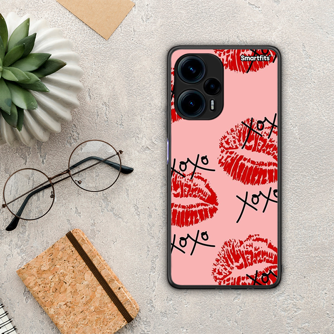 Θήκη Xiaomi Poco F5 5G XOXO Lips από τη Smartfits με σχέδιο στο πίσω μέρος και μαύρο περίβλημα | Xiaomi Poco F5 5G XOXO Lips Case with Colorful Back and Black Bezels